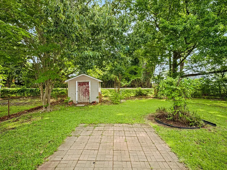 220 Manchester Dr — Photo 23