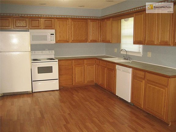3rd image of 215 SE Brentwood Dr