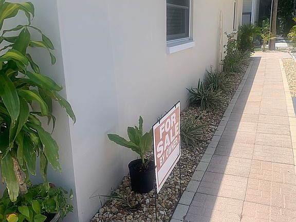 4th image of 284 Sky Loch Dr W