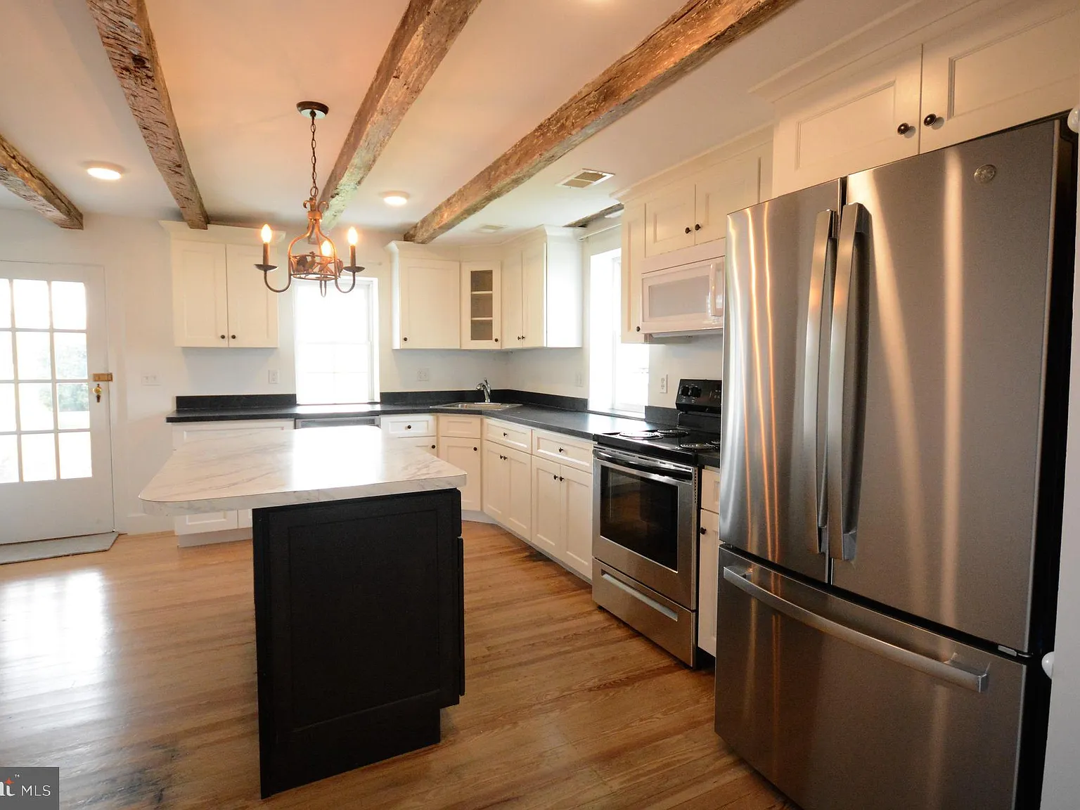 5 bed, 2.5 bath, 3148 sqft, $2,900 — Photo 3