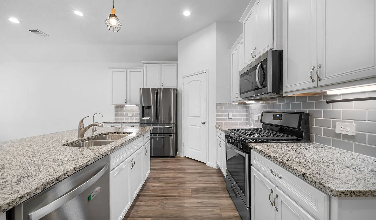 4 bed, 3.0 bath, 2082 sqft, $2,300 — Photo 4