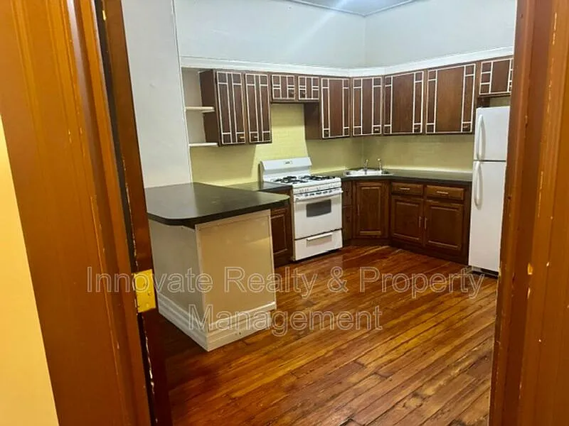 2 bed, 1.0 bath, $1,300 — Photo 2