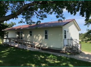 3990 Greens Grove Rd, Center Point, IA 52213