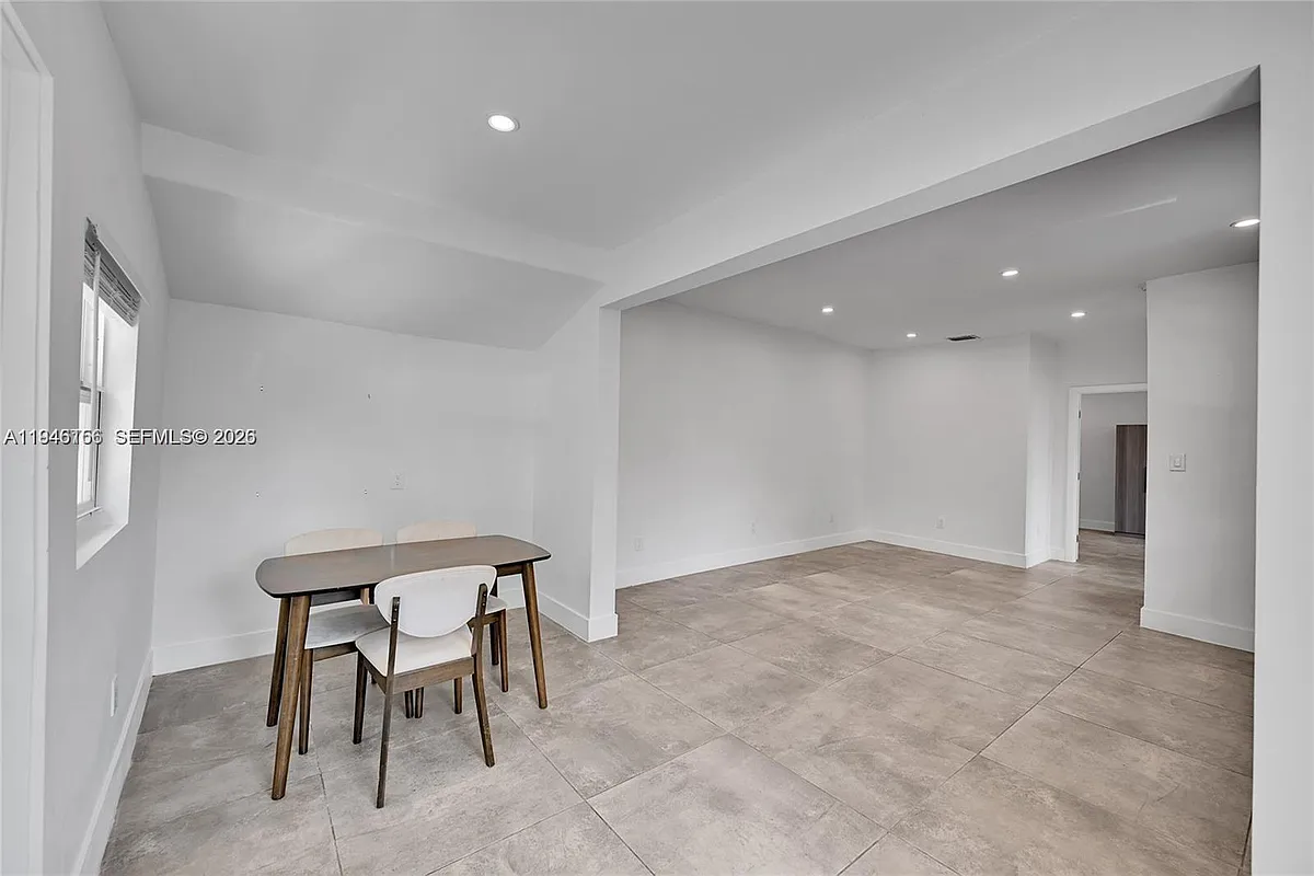 Building Photo - 21 NE 48th St #21