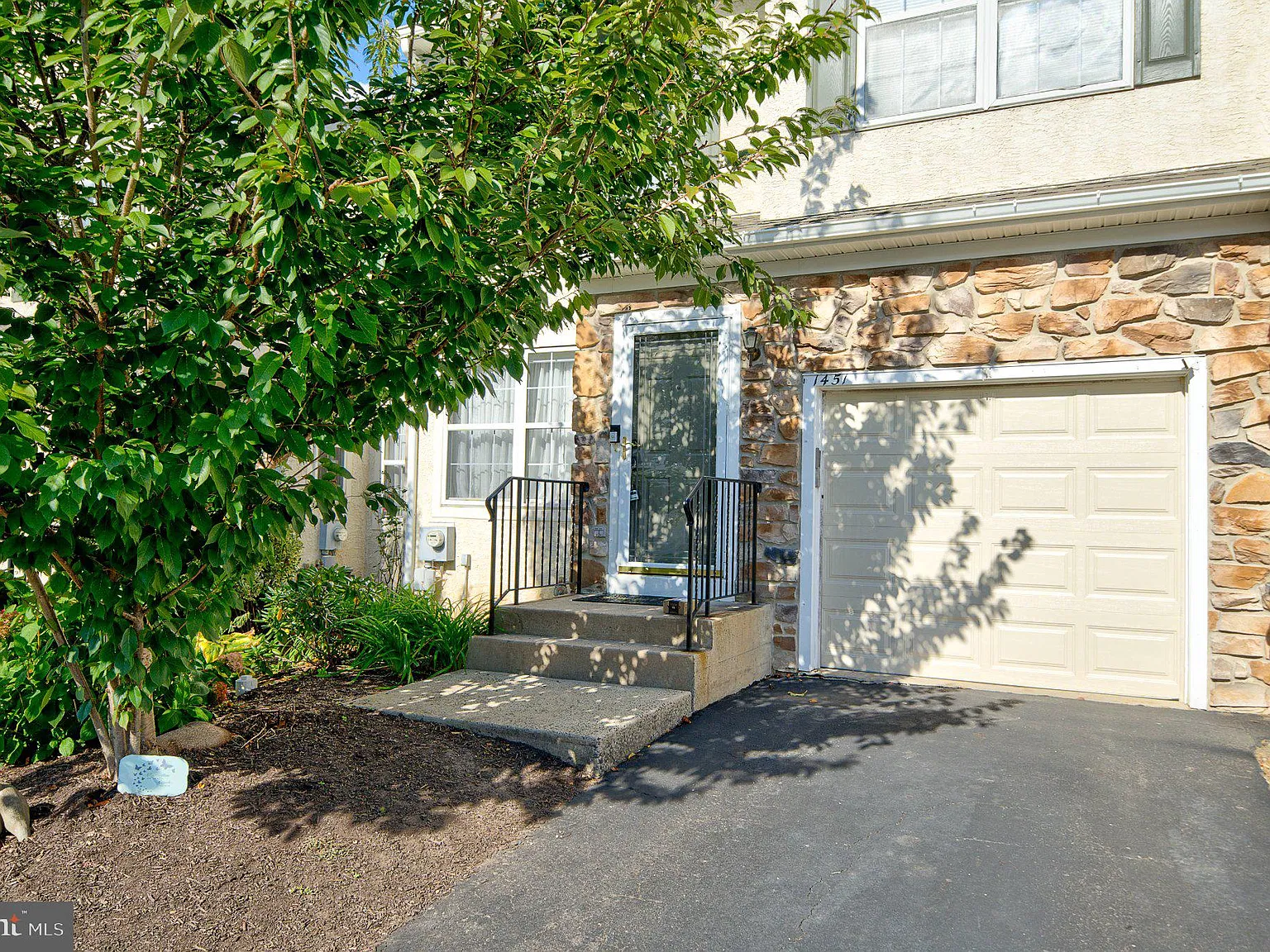 3 bed, 2.5 bath, 3046 sqft, $3,300 — Photo 2