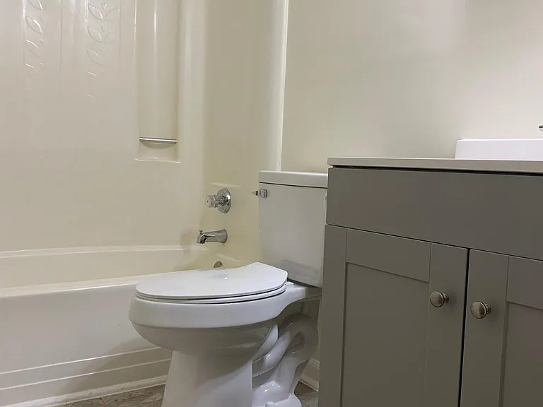 Upstairs full bathroom