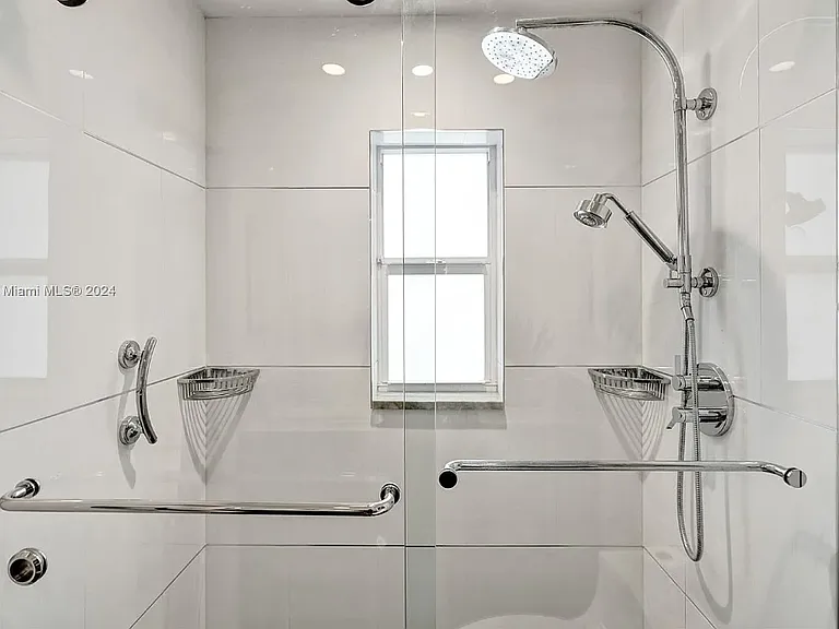 1001 NE 17th Ct — Photo 14