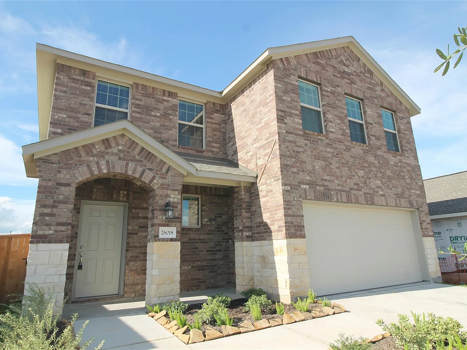 4 bed, 2.5 bath, 2375 sqft, $2,400 — Photo 2