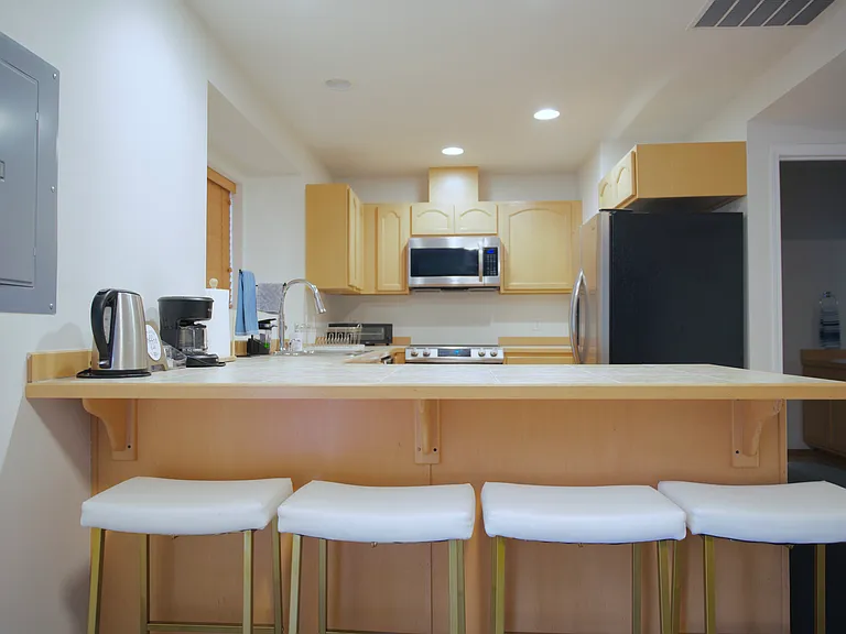 2613 E Union St — Photo 2