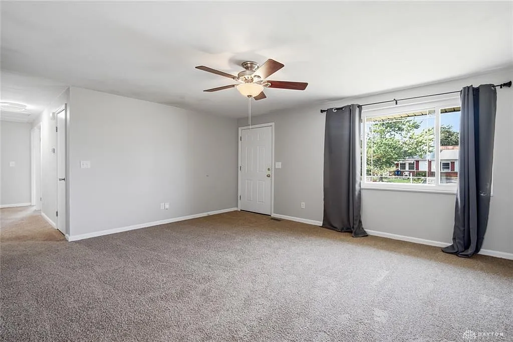 3 bed, 1.5 bath, 1200 sqft, $1,600 — Photo 2