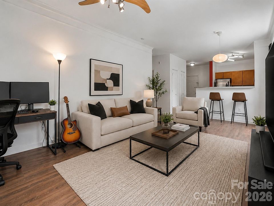 1st image of 221 Appeldoorn Cir