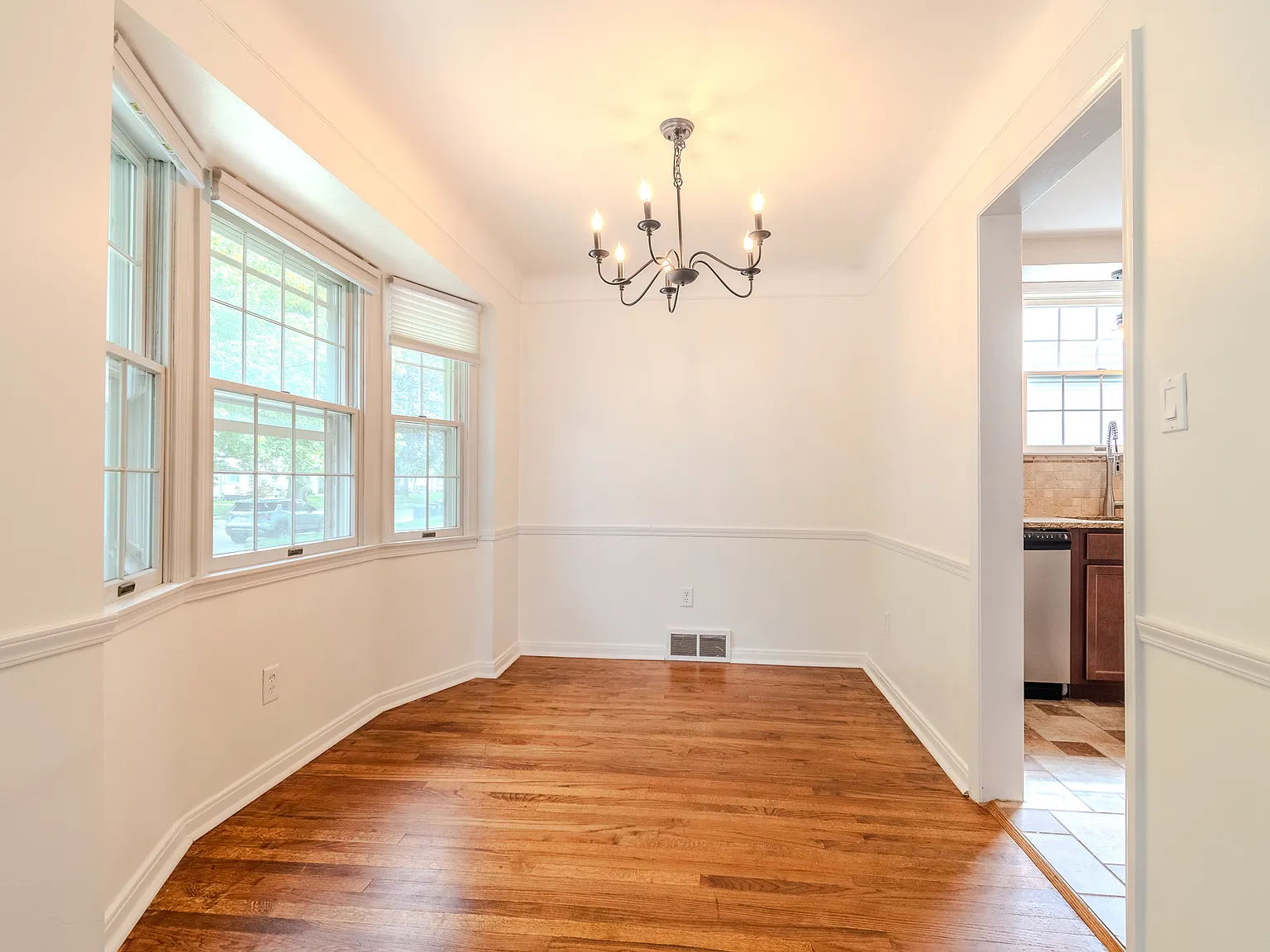 3 bed, 1332 sqft, $2,400 — Photo 4
