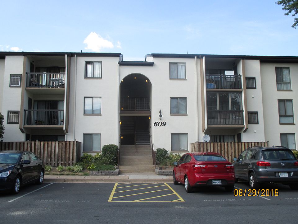 1st image of 609 Center St APT 102