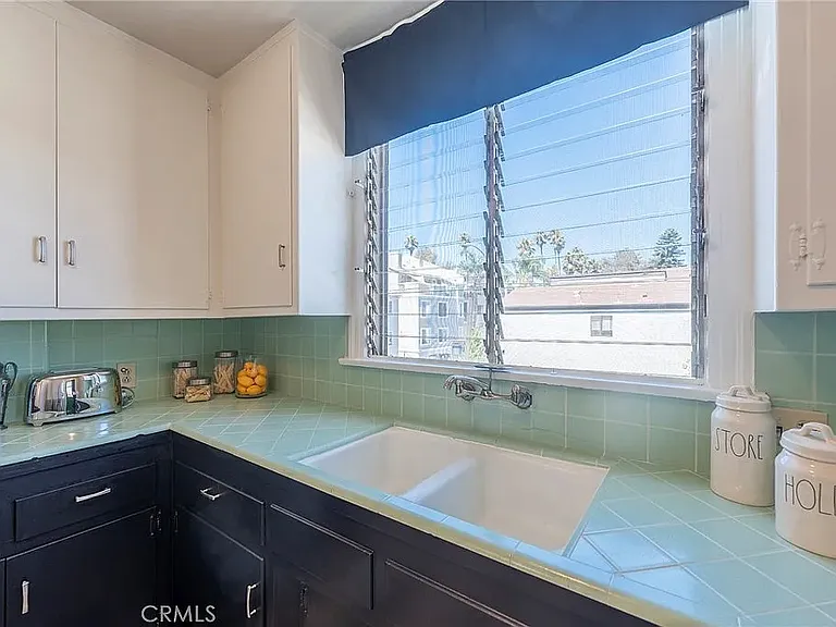 70 Roswell Ave — Photo 32