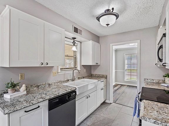 2nd image of 3877 Sabal Hill Dr
