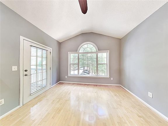 2nd image of 610 Spring Heights Ln SE Unit 6/610