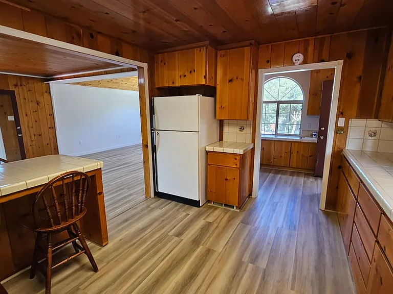 1155 Swanson Ln — Photo 5