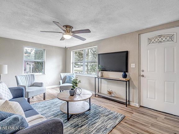 4th image of 212 PECAN Street