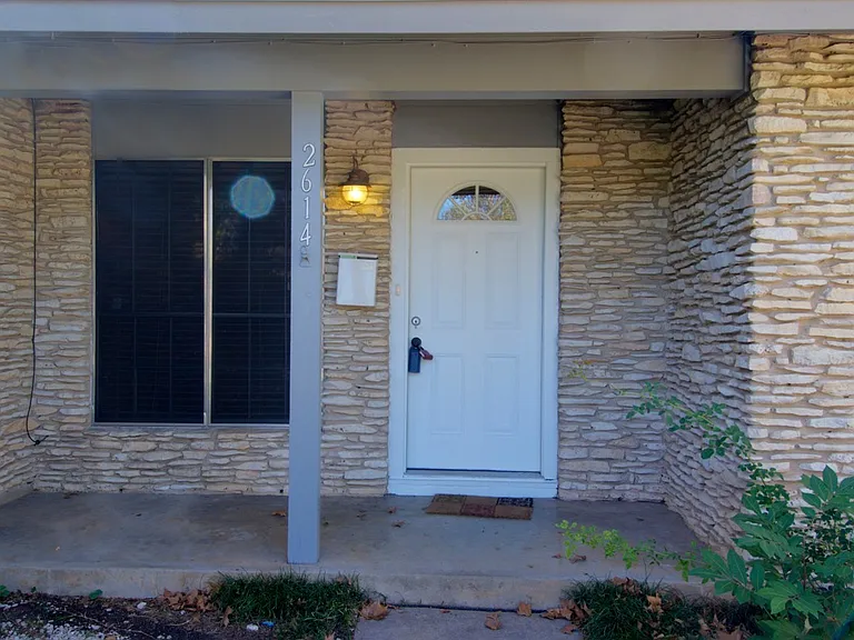 2614 Little John Ln — Photo 2
