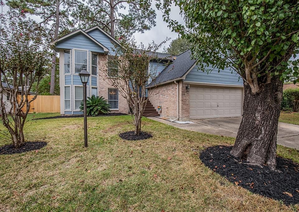 Welcome to 17303 Thorhill nestled in the beautiful tree-lined streets of Memorial Chase.
