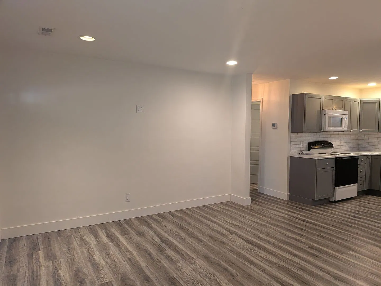 Adorable 3 Bed 2 Bath Single Family Home! — Photo 3