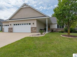 221 Pebble Creek Dr, Mankato, MN 56001