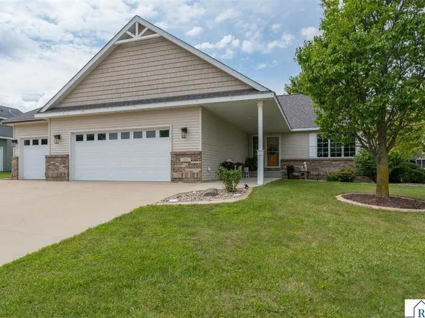 221 Pebble Creek Dr, Mankato, MN 56001