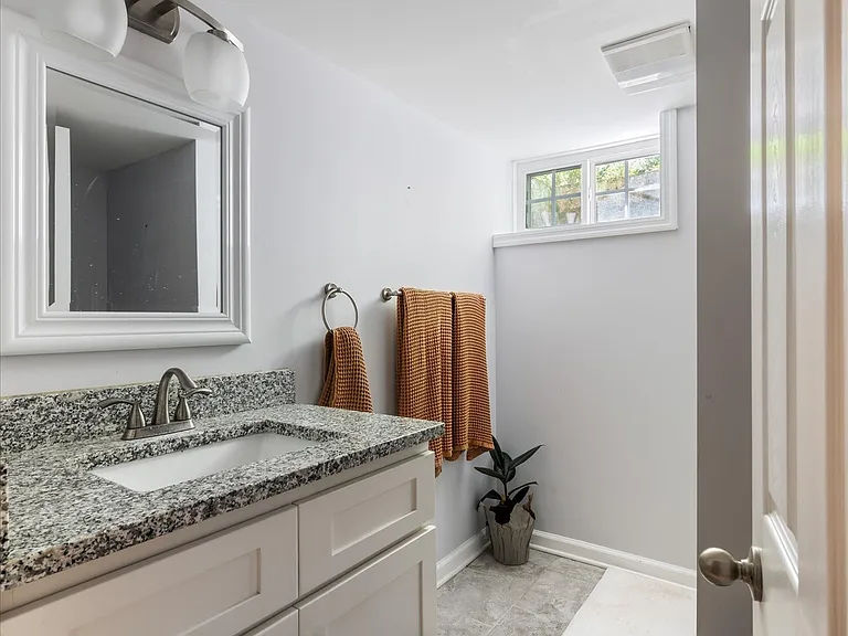 727 Woodmere Dr — Photo 17
