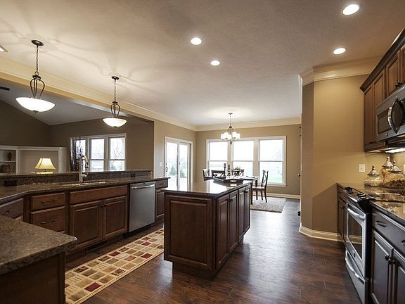 Open kitchen w/island