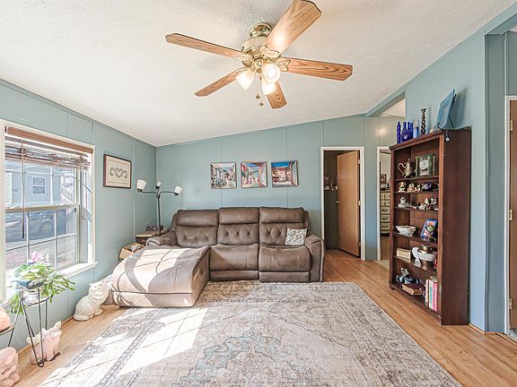 4th image of 208 Claudette Pl