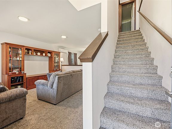 3rd image of 419 Raybird Avenue