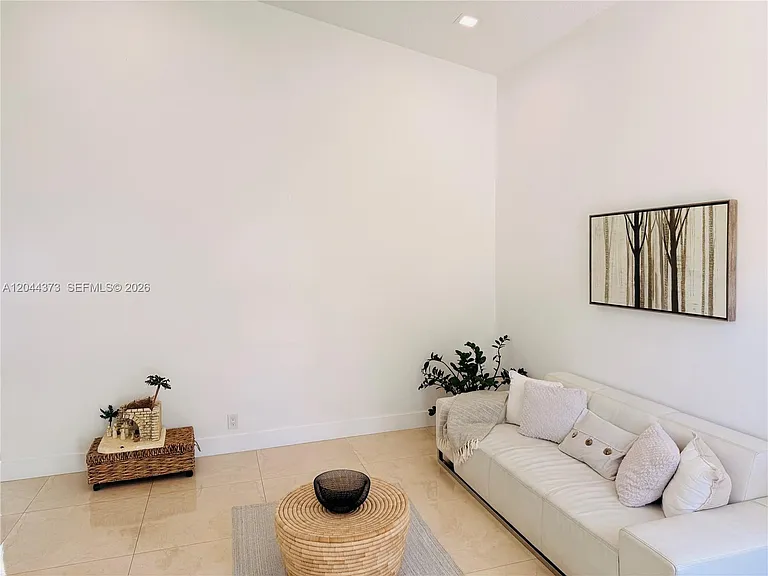 646 Stanton Dr — Photo 6