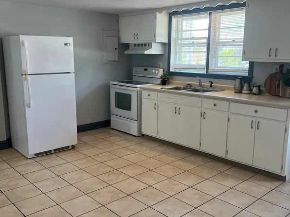 28 Salmon Dr #B, Moosup, CT 06354