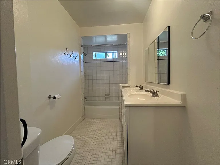 214 E Stocker St — Photo 17
