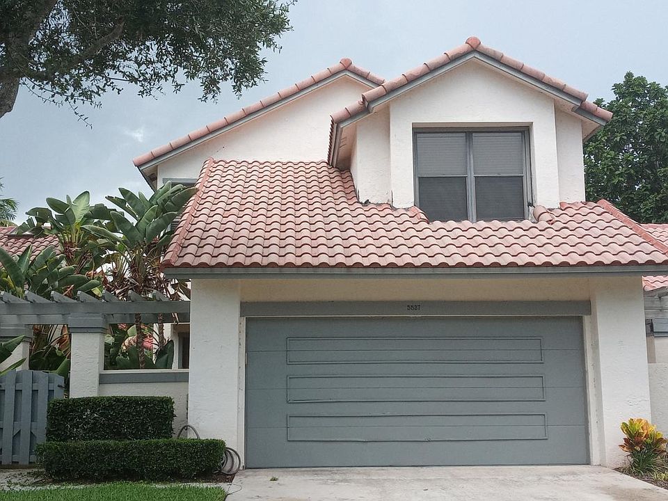 2 car garage, parking in the driveway and other designated guest parking areas. Community provides front lawn maintenance