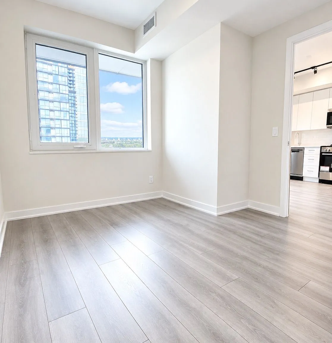 15 Ellerslie Ave — Photo 4