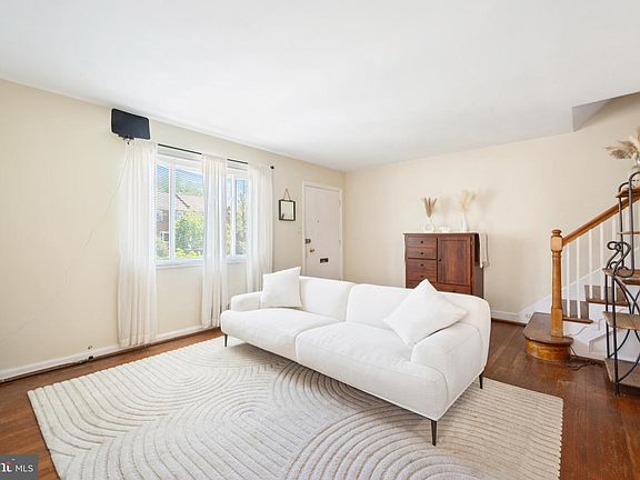 5th image of 5044 10th St NE