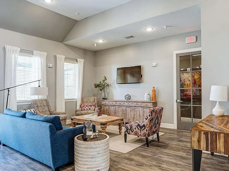 Live Oak Apartments — Photo 21