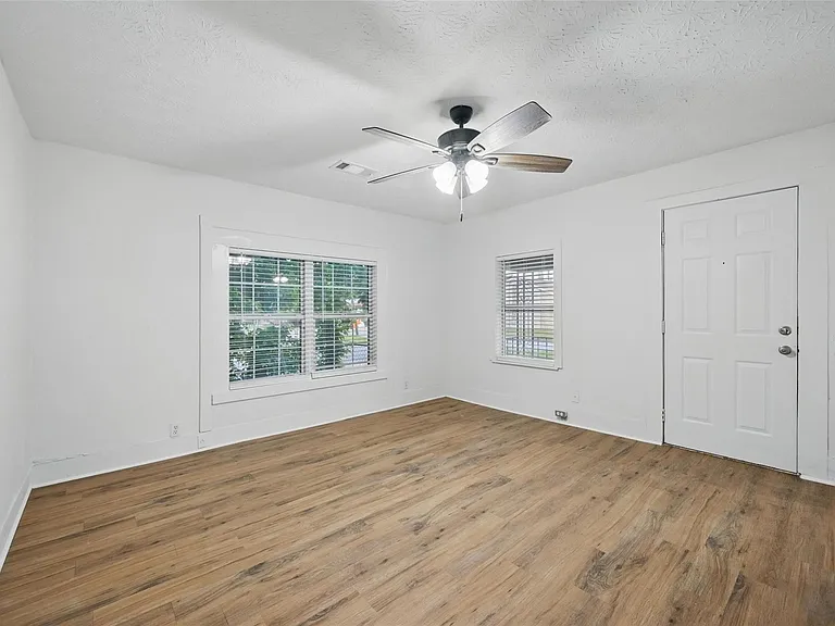 906 E Houston St — Photo 11