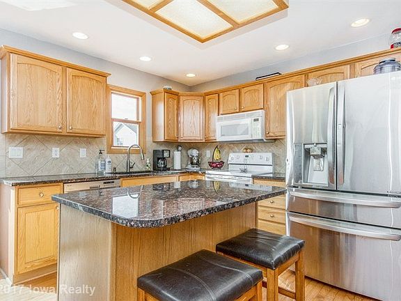 4th image of 312 NW Waterview Ct