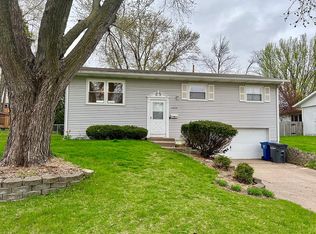 1020 Summit Hills Dr, Bettendorf, IA 52722