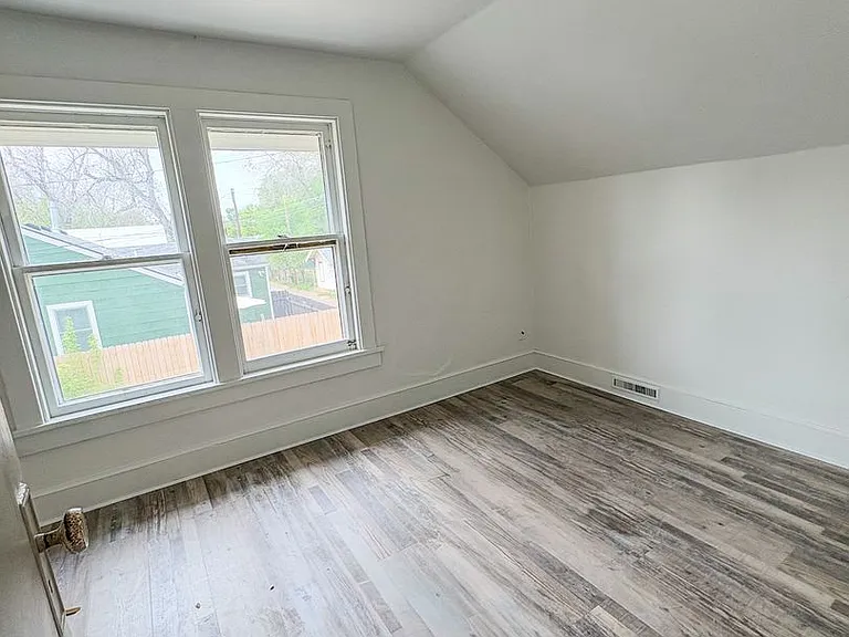 205 1/2 Terry Ave — Photo 7