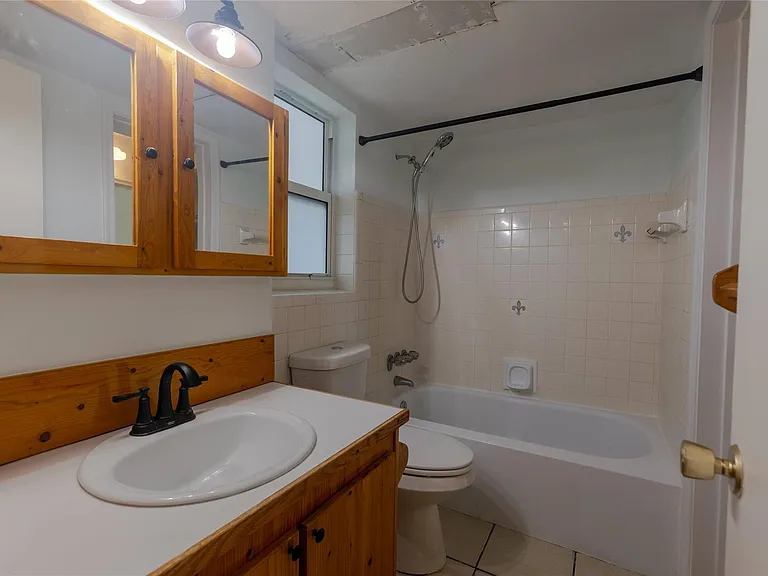 1001 SE 16th St #8 — Photo 12