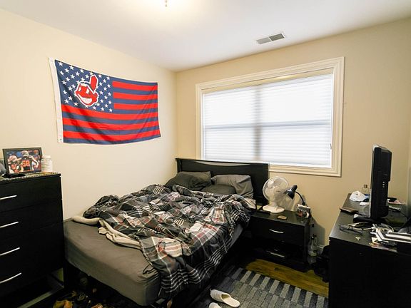 5th image of 3231 N Clifton Ave #1N