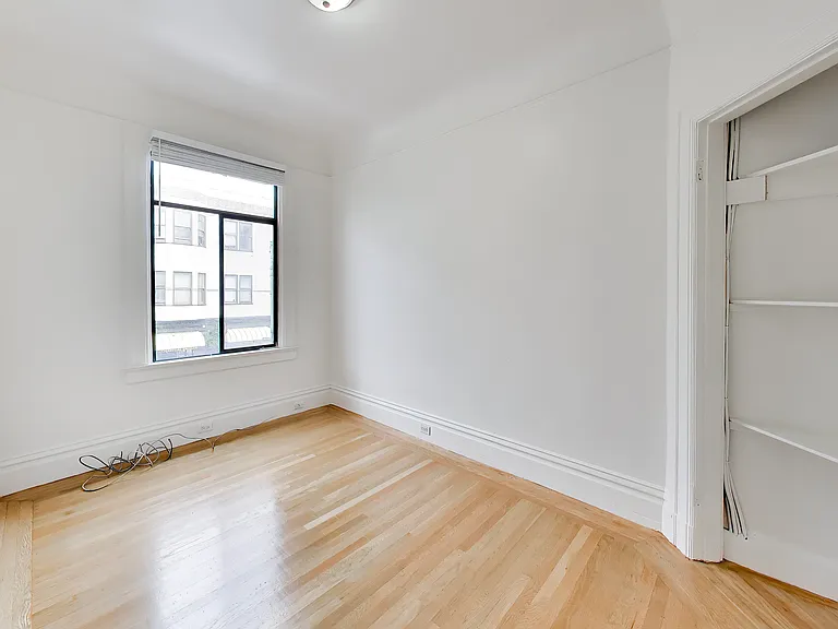 1558 Stockton St — Photo 13