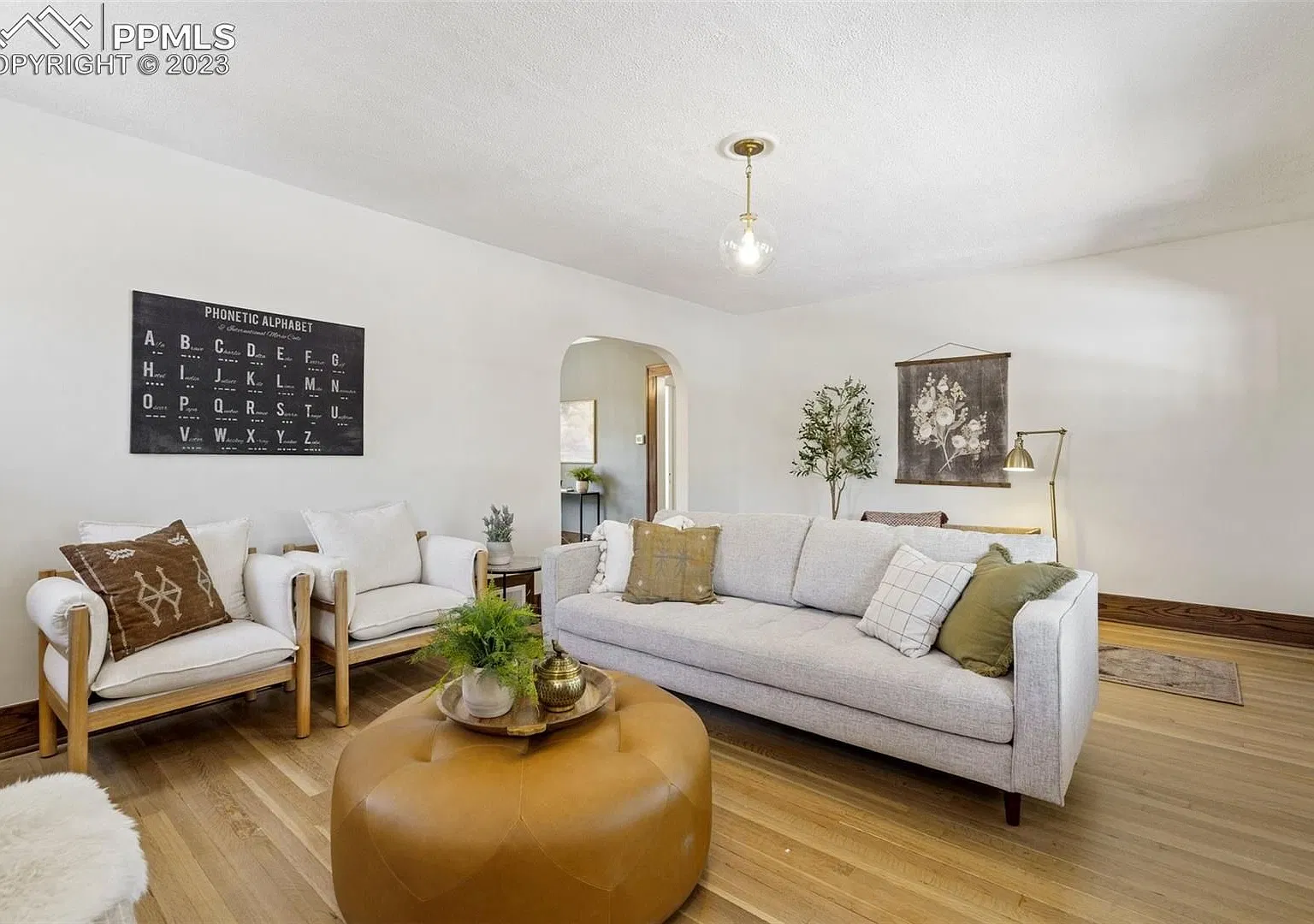 Updated Craftsman, minutes to downtown - 4 bedroom, 2 bath, alley parking + garage — Photo 3