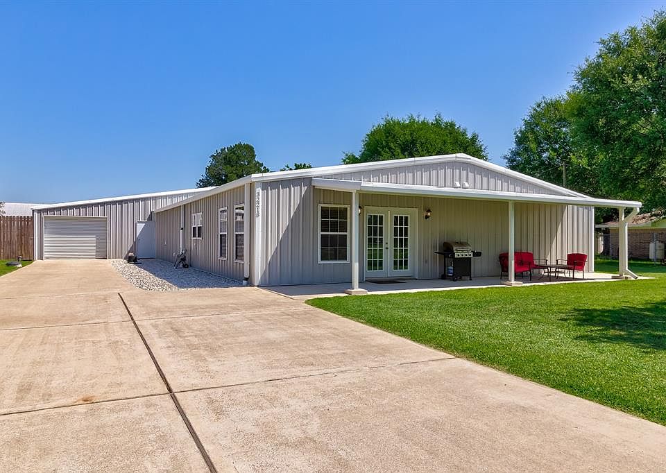 Street view of this pristine hangar-house ready for you to move in!