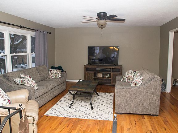 3rd image of 300 Brentwood Dr NE