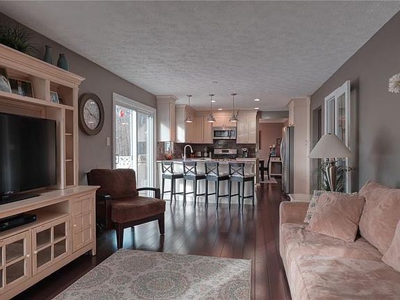 5th image of 224 Thornwood Ct