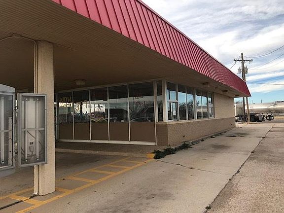 4th image of 1005 Railroad Ave